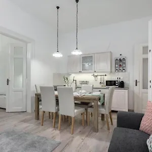 https://perfect-day-3-3-bedr-2-bathrooms.inbudapesthotels.com